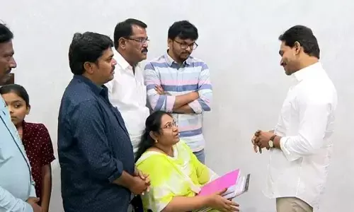 పవన్‌లా మాట తప్పను! వైఎస్ జగన్‌ను కలిసిన సుగాలి ప్రీతి తల్లిదండ్రులు