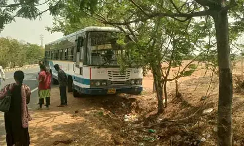 రోడ్డు ప్రమాదానికి గురైన ఆర్టీసీ బస్సు