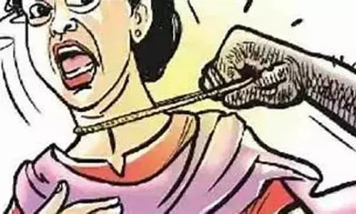 గర్భిణీ స్త్రీ మెడలో  బంగారం అపహరణకు ప్రయత్నం?