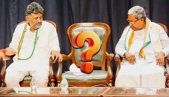 కర్ణాటక రాజకీయంలో పీక్స్కు చేరిన క్లైమాక్స్.. అధిష్టానం ఫార్ములా, నిర్ణయంపై ఉత్కంఠ! కర్ణాటక రాజకీయంలో పీక్స్కు చేరిన క్లైమాక్స్.. అధిష్టానం ఫార్ములా, నిర్ణయంపై ఉత్కంఠ!