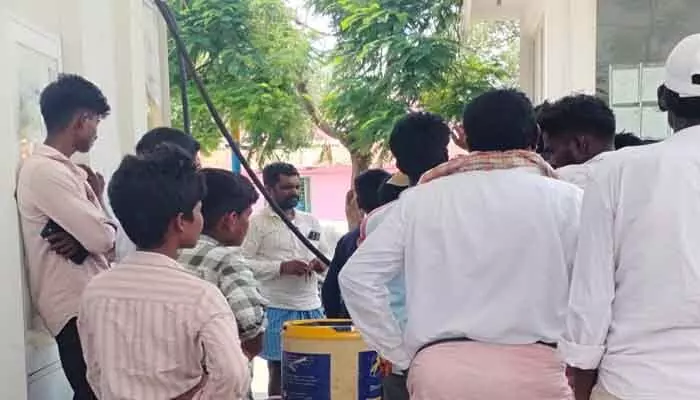 డీజిల్ కొరతతో రైతులకు ఇబ్బందులు డీజిల్ కొరతతో రైతులకు ఇబ్బందులు