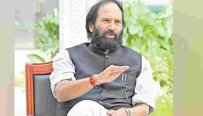 అక్కడ నిర్లక్ష్యం చేస్తూ ఇక్కడ యాత్రలు చేయడం ఏమిటి?: బీజేపీపై ఉత్తమ్ ఆగ్రహం అక్కడ నిర్లక్ష్యం చేస్తూ ఇక్కడ యాత్రలు చేయడం ఏమిటి?: బీజేపీపై ఉత్తమ్ ఆగ్రహం
