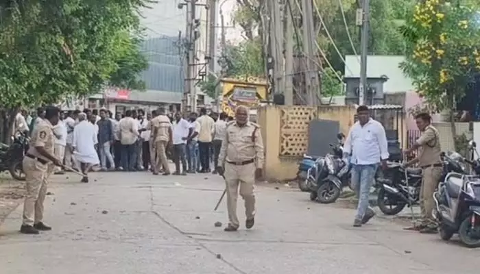 ప్రొద్దుటూరులో హైటెన్షన్ వాతావరణం.. టీడీపీ శ్రేణుల మధ్య రాళ్లదాడి.. పోలీసుల లాఠీఛార్జ్ ప్రొద్దుటూరులో హైటెన్షన్ వాతావరణం.. టీడీపీ శ్రేణుల మధ్య రాళ్లదాడి.. పోలీసుల లాఠీఛార్జ్