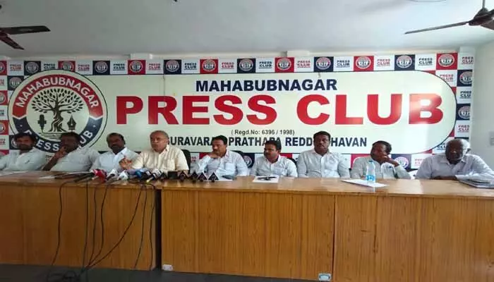 పాలమూరు పాపం తలా పిడికెడు పాలమూరు పాపం తలా పిడికెడు