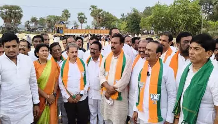 రైతులను గోసపెడుతున్న కాంగ్రెస్ ప్రభుత్వానికి పుట్టగతులు ఉండవు రైతులను గోసపెడుతున్న కాంగ్రెస్ ప్రభుత్వానికి పుట్టగతులు ఉండవు