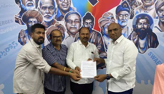 కోట్ల విలువైన భూ కబ్జాకు లియోనియా రిసార్ట్ ప్లాన్.. ఆర్ఎస్ ప్రవీణ్ కుమార్ తీవ్ర ఆరోపణలు కోట్ల విలువైన భూ కబ్జాకు లియోనియా రిసార్ట్ ప్లాన్.. ఆర్ఎస్ ప్రవీణ్ కుమార్ తీవ్ర ఆరోపణలు