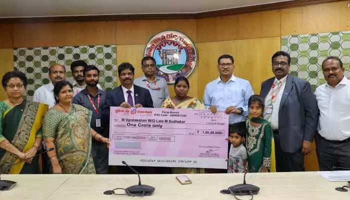 అండగా నిలిచిన ఆర్టీసీ..ఒక్కో కుటుంబానికి రూ.కోటి ఆర్థిక సహాయం అండగా నిలిచిన ఆర్టీసీ..ఒక్కో కుటుంబానికి రూ.కోటి ఆర్థిక సహాయం