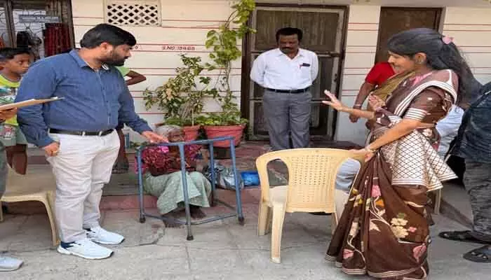 దిశ కథనం ఎఫెక్ట్.. కొడుకుల వద్దకు చేరుకున్న సత్యమ్మ దిశ కథనం ఎఫెక్ట్.. కొడుకుల వద్దకు చేరుకున్న సత్యమ్మ