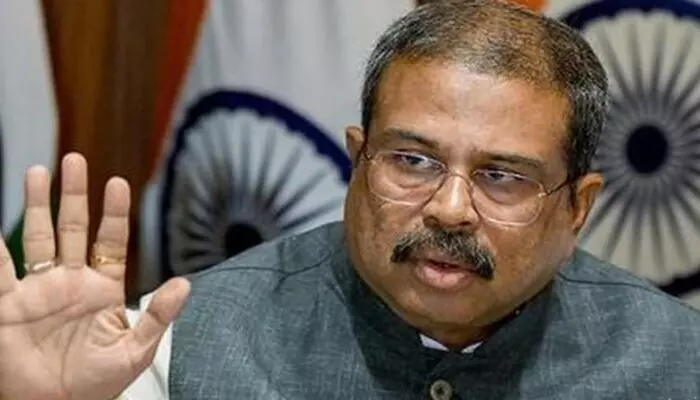 CBSE: సీబీఎస్ఈ చెల్లింపు సమస్యలపై కేంద్రం కీలక చర్యలు CBSE: సీబీఎస్ఈ చెల్లింపు సమస్యలపై కేంద్రం కీలక చర్యలు
