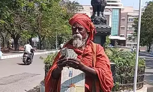 అడుక్కుంటూ సీఎం సహాయనిధికి లక్షలాది రూపాయల డొనేషన్