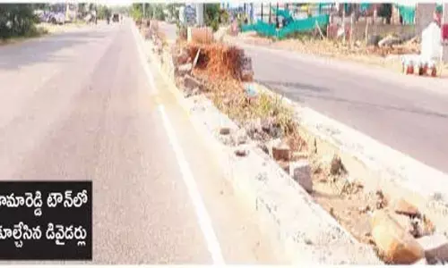 కూల్చారు.. మరిచారు! కామారెడ్డి పాత హైవేపై వాహనదారుల వేదన