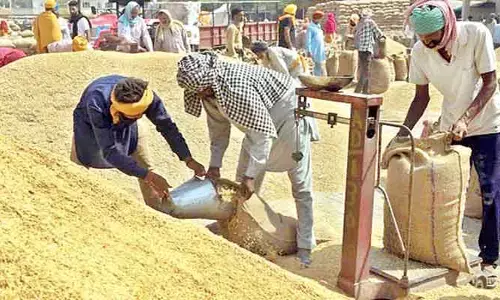 మిల్లర్ల ట్రక్ ‘చీట్’.. క్వింటాలుకు 15 కేజీల ధాన్యం తరుగు