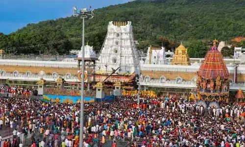 తిరుమలలో భక్తుల రద్దీ.. శ్రీవారి సర్వదర్శనానికి 18 గంటల సమయం