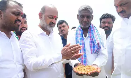 వడ్ల పైసలు కేంద్రమిస్తుంటే కొనడానికి ఇబ్బందేంటి?: బండి సంజయ్