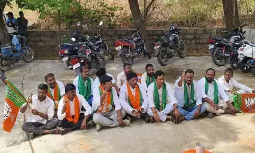 ఐకేపీ సెంటర్ల వడ్ల కొనుగోలుపై ఎమ్మార్వో కార్యాలయం ముట్టడి