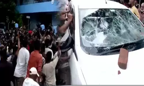 మాజీ సీఎం విజయన్ ఇంట్లో  సోదాలు..  ఈడీ అధికారులపై సీపీఎం కార్యకర్తల దాడి
