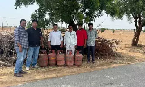 అక్రమంగా గ్యాస్‌ రీఫిల్లింగ్‌ చేస్తున్న వ్యక్తిపై కేసు