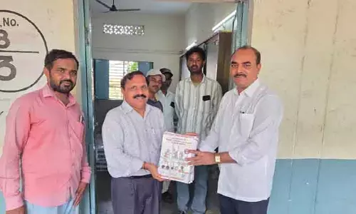 బడి గంట మోగేలోపే పుస్తకాల పంపిణీ