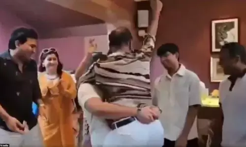 VIRAL: ఇద్దరిని కారుతో ఢీ కొట్టి చంపిన యువకుడికి బెయిల్.. ఇంటికి డ్యాన్సులతో వెల్ కమ్ చెప్పిన తల్లిదండ్రులు