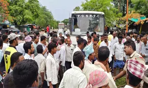 ధాన్యం కొనుగోలు చేయాలని రోడ్డెక్కిన జనగామ రైతులు!