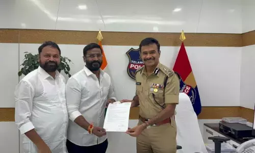 బాల్క సుమన్‌ను వెంటనే అరెస్ట్ చేయాలి.. డీజీపీకి ప్రభుత్వ విప్ లు ఫిర్యాదు