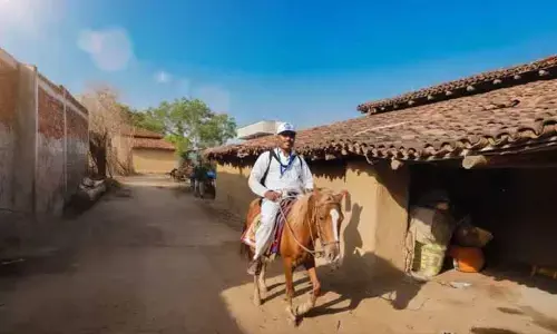 జనాభా లెక్కలు.. గుర్రం మీద ప్రయాణిస్తూ విధులు