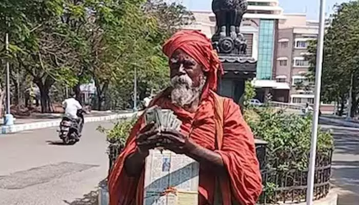 అడుక్కుంటూ సీఎం సహాయనిధికి లక్షలాది రూపాయల డొనేషన్ అడుక్కుంటూ సీఎం సహాయనిధికి లక్షలాది రూపాయల డొనేషన్