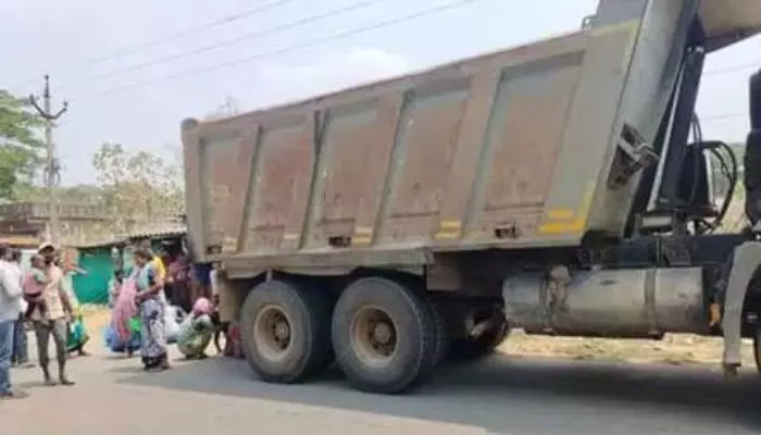 ధన్వాడ రోడ్లపై టిప్పర్ల దడ! ధన్వాడ రోడ్లపై టిప్పర్ల దడ!