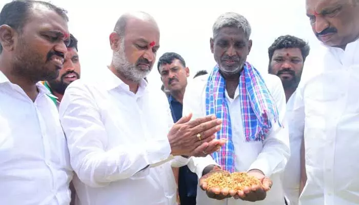 వడ్ల పైసలు కేంద్రమిస్తుంటే కొనడానికి ఇబ్బందేంటి?: బండి సంజయ్ వడ్ల పైసలు కేంద్రమిస్తుంటే కొనడానికి ఇబ్బందేంటి?: బండి సంజయ్