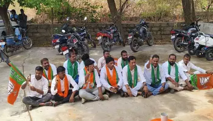 ఐకేపీ సెంటర్ల వడ్ల కొనుగోలుపై ఎమ్మార్వో కార్యాలయం ముట్టడి ఐకేపీ సెంటర్ల వడ్ల కొనుగోలుపై ఎమ్మార్వో కార్యాలయం ముట్టడి
