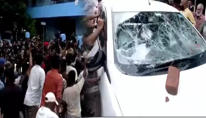 మాజీ సీఎం విజయన్ ఇంట్లో సోదాలు.. ఈడీ అధికారులపై సీపీఎం కార్యకర్తల దాడి మాజీ సీఎం విజయన్ ఇంట్లో సోదాలు.. ఈడీ అధికారులపై సీపీఎం కార్యకర్తల దాడి