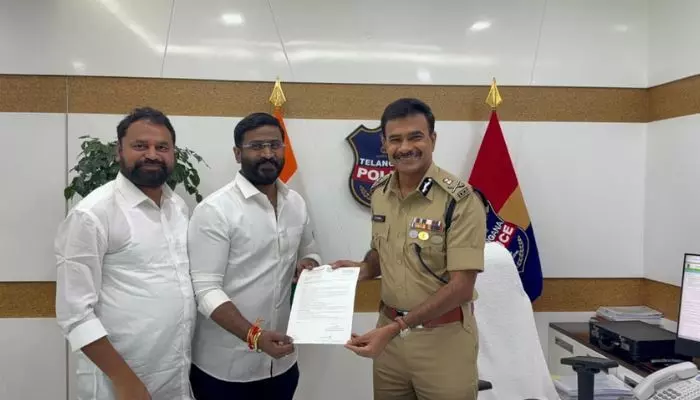 బాల్క సుమన్ను వెంటనే అరెస్ట్ చేయాలి.. డీజీపీకి ప్రభుత్వ విప్ లు ఫిర్యాదు బాల్క సుమన్ను వెంటనే అరెస్ట్ చేయాలి.. డీజీపీకి ప్రభుత్వ విప్ లు ఫిర్యాదు
