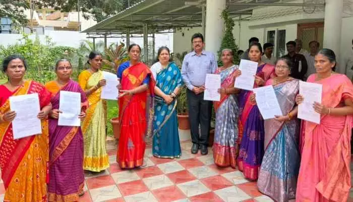 12 మందికి రిటైర్డ్ మెంట్ బెనిఫిట్స్ అందజేత 12 మందికి రిటైర్డ్ మెంట్ బెనిఫిట్స్ అందజేత