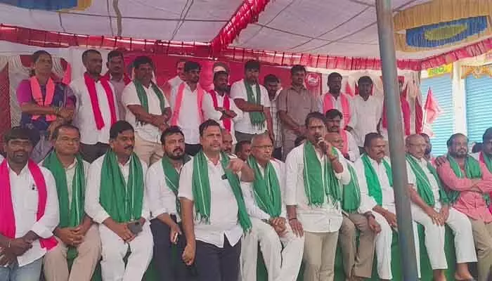 సీఎం సొంత మండలంలో రైతుల కోసం బీఆర్ఎస్ మహాధర్నా సీఎం సొంత మండలంలో రైతుల కోసం బీఆర్ఎస్ మహాధర్నా