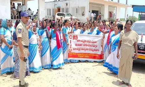 మంత్రి జూప‌ల్లి ఇంటిని ముట్ట‌డించిన ఆశావ‌ర్క‌ర్లు