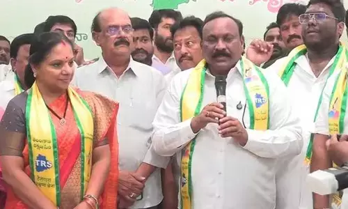 కవిత పార్టీలోకి వలసలు..  TRSలో చేరిన మాజీ మంత్రి