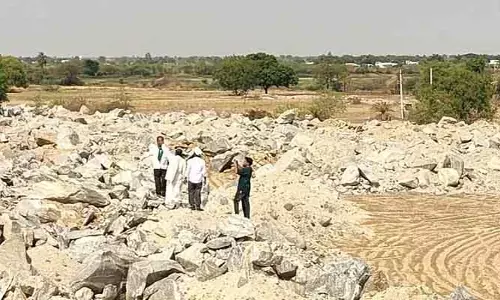 రైతుల పొలాల్లో మ‌ట్టి, రాళ్లు డంపింగ్
