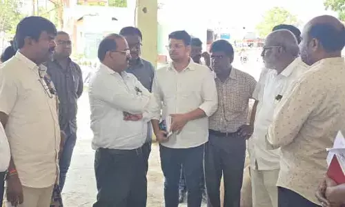 తడిచిన ధాన్యాన్ని కొనుగోలు చేయాలి : అదనపు కలెక్టర్