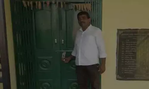 రెండు నెలలుగా వడ్లు కొనడం లేదని సింగిల్ విండో సొసైటీకి తాళం వేసిన వైనం
