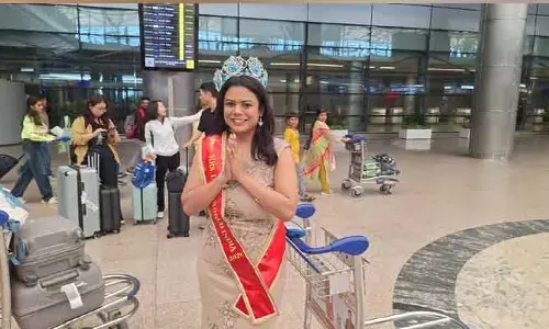 విమానాశ్రయంలో మిస్సెస్ ఇండియాకు ఘనస్వాగతం