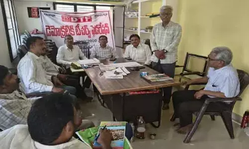 హెల్త్ కార్డుల మార్గ‌ద‌ర్శ‌కాల‌ను విడుద‌ల చేయాలి