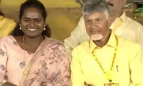 ‘మహానాడు’లో అరుదైన దృశ్యం.. ట్రాన్స్‌జెండర్‌ని పక్కనే కూర్చోబెట్టుకున్న సీఎం