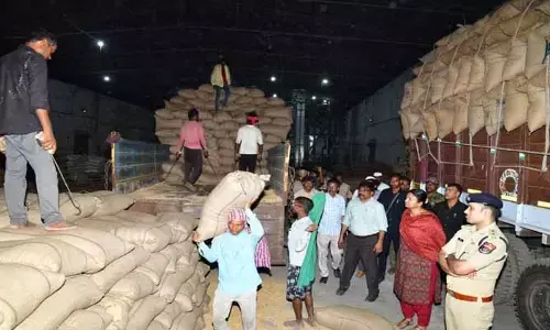 తడిసిన ధాన్యాన్ని పూర్తి స్థాయిలో కొనుగోలు చేస్తాం
