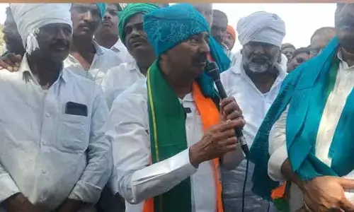 ధాన్యం కుప్పల వద్ద రైతుల ప్రాణాలు పోతున్నాయ్ : ఈటల రాజేందర్