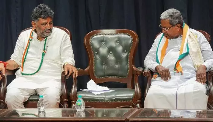 కర్నాటకలో తమిళనాడు సీన్ రిపీట్.. సీఎం మార్పువేళ బిగ్ ట్విస్ట్ కర్నాటకలో తమిళనాడు సీన్ రిపీట్.. సీఎం మార్పువేళ బిగ్ ట్విస్ట్