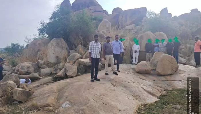 బంగారం దొరుకుతుందని కొండల్లో తవ్వకాలు.. చివరికి ఊహించని ట్విస్ట్ బంగారం దొరుకుతుందని కొండల్లో తవ్వకాలు.. చివరికి ఊహించని ట్విస్ట్