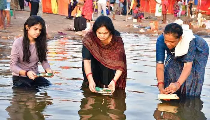 శివనామస్మరణతో మార్మోగుతున్న త్రివేణి సంగమం శివనామస్మరణతో మార్మోగుతున్న త్రివేణి సంగమం