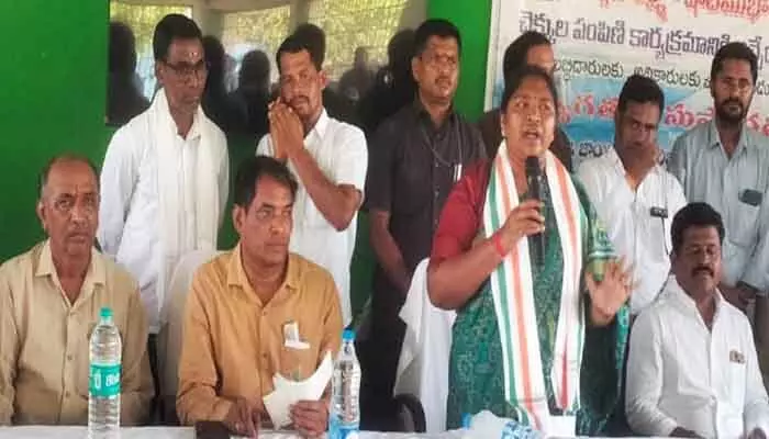 పేదల కష్టాలకు ప్రభుత్వం అండ : మంత్రి సీతక్క పేదల కష్టాలకు ప్రభుత్వం అండ : మంత్రి సీతక్క