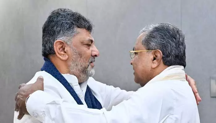 ఉత్కంఠకు ఎట్టకేలకు తెర.. ముఖ్యమంత్రి పదవికి సిద్ధరామయ్య రాజీనామా ఉత్కంఠకు ఎట్టకేలకు తెర.. ముఖ్యమంత్రి పదవికి సిద్ధరామయ్య రాజీనామా