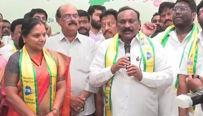 కవిత పార్టీలోకి వలసలు.. TRSలో చేరిన మాజీ మంత్రి కవిత పార్టీలోకి వలసలు.. TRSలో చేరిన మాజీ మంత్రి